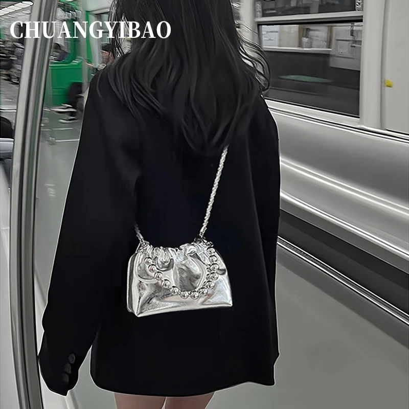 秋冬软皮银色手提小包包女2025新款极简风质感链条单肩斜挎水桶包