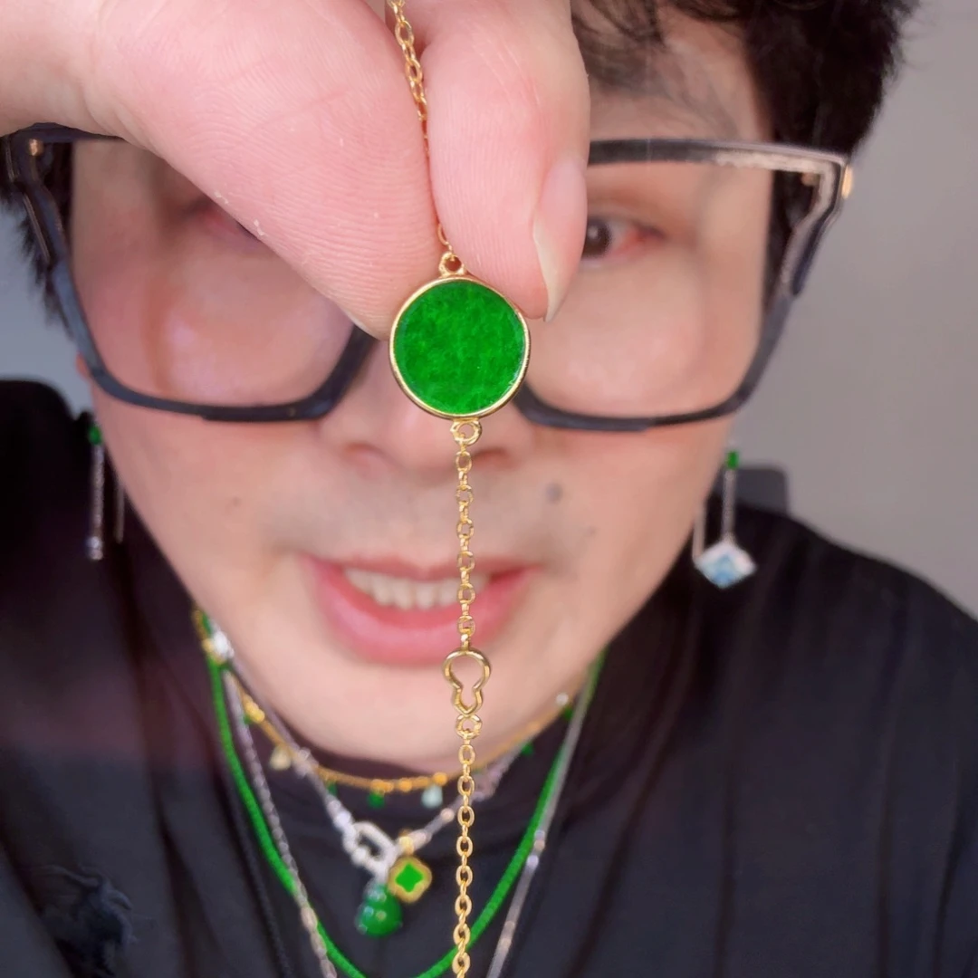 翡翠未镶嵌颈饰一件