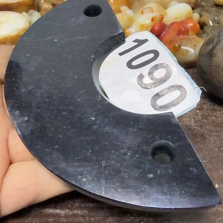 M***）颈饰未镶嵌和田玉