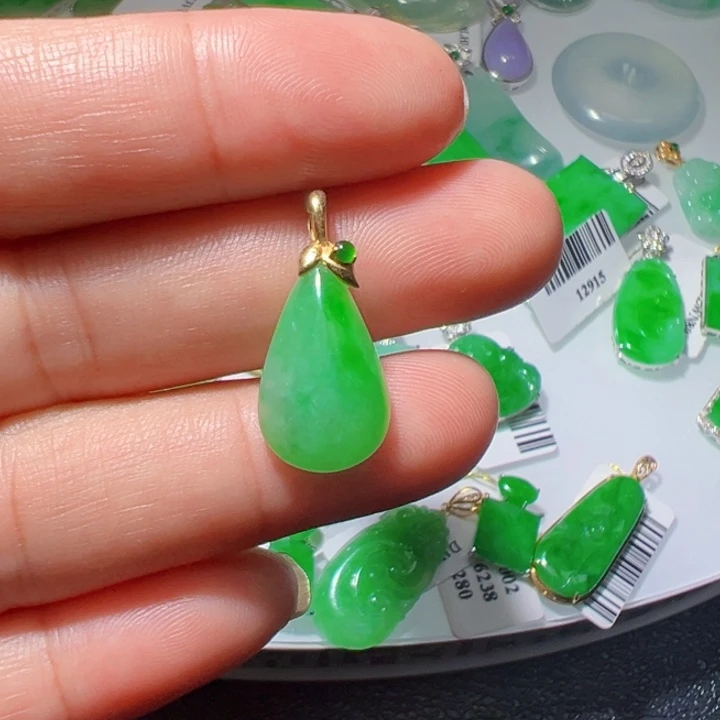 18K金镶嵌挂件翡翠