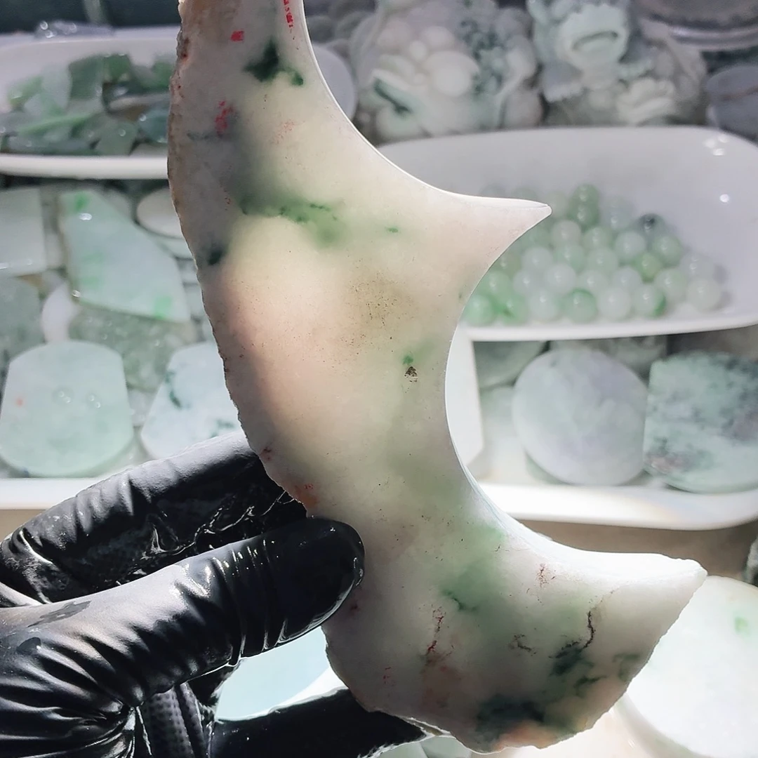 翡翠未镶嵌颈饰边角料