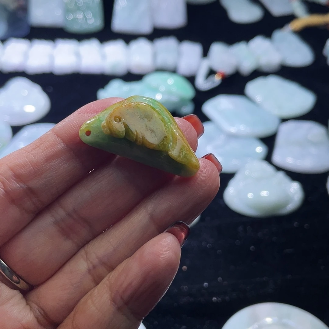 看***呀翡翠未镶嵌颈饰鱼