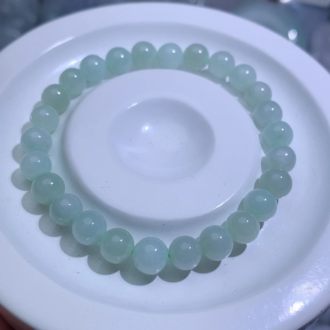 翡翠未镶嵌颈饰2700。