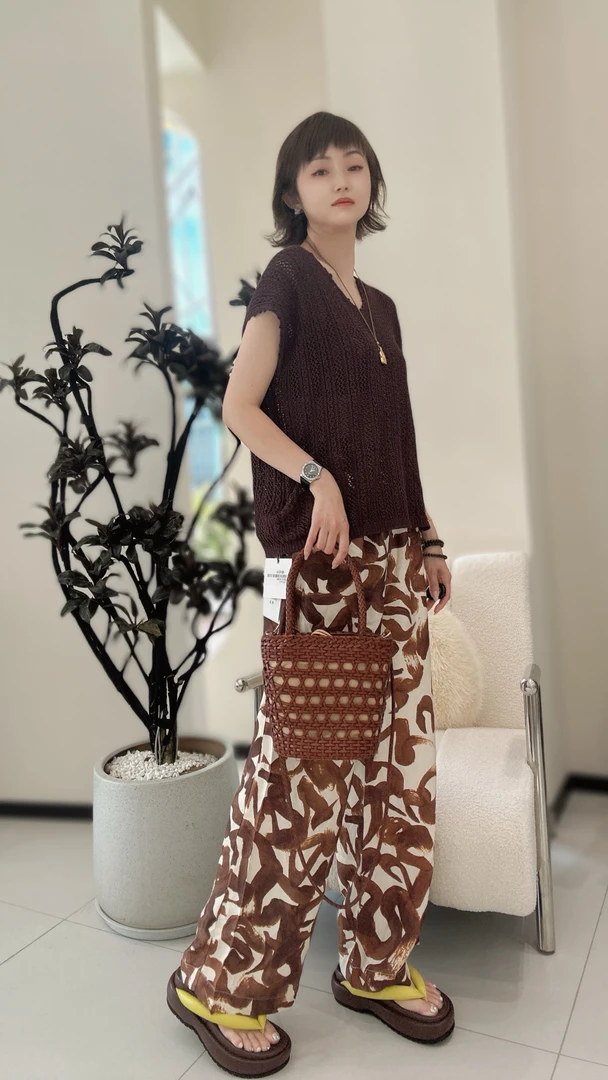 镂空上衣+花咖直筒裤