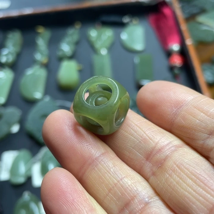 岫岩老玉（透闪石质玉）颈饰未镶嵌