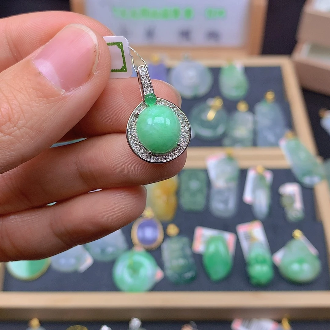 翡翠颈饰未镶嵌翡翠