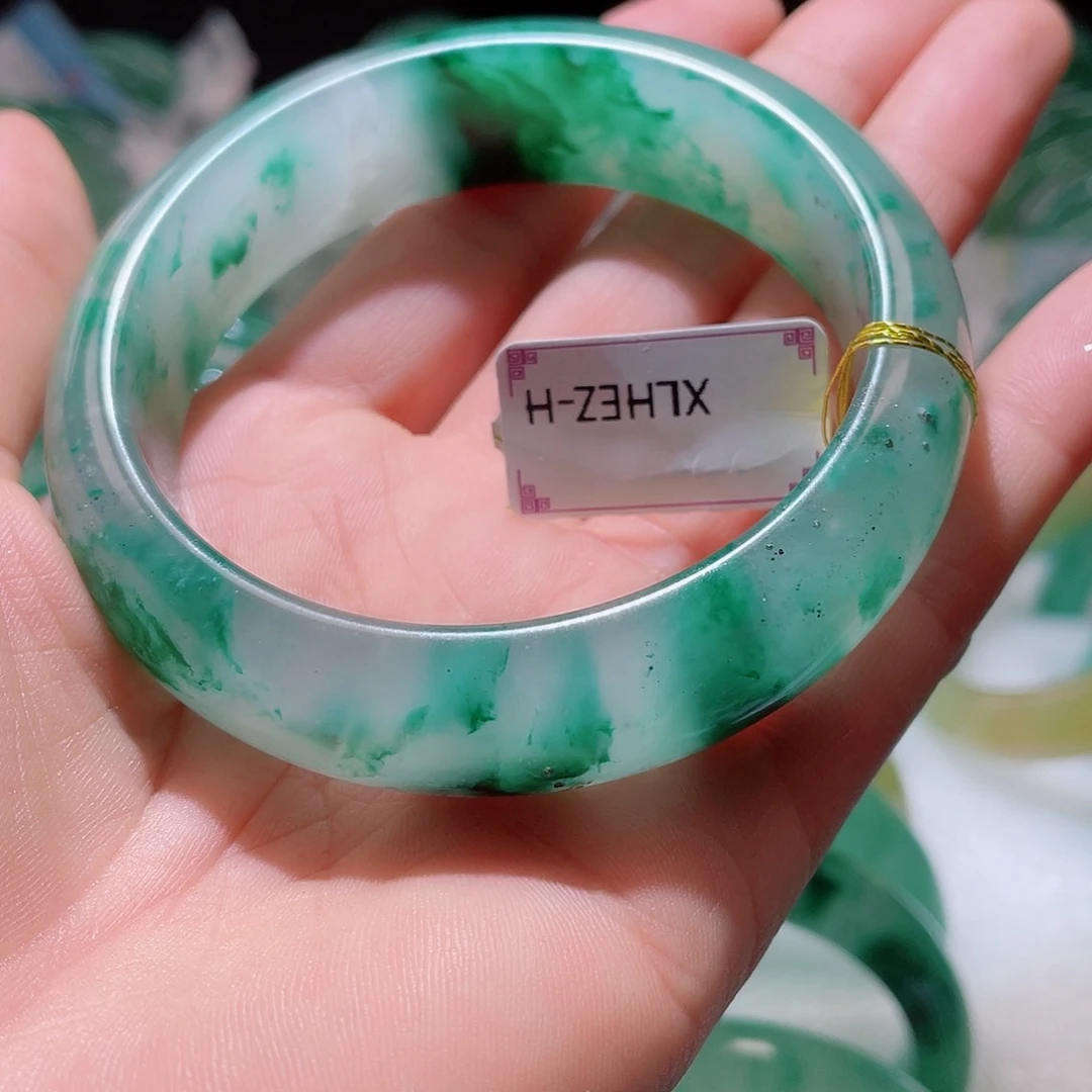 石英质玉未镶嵌颈饰一个