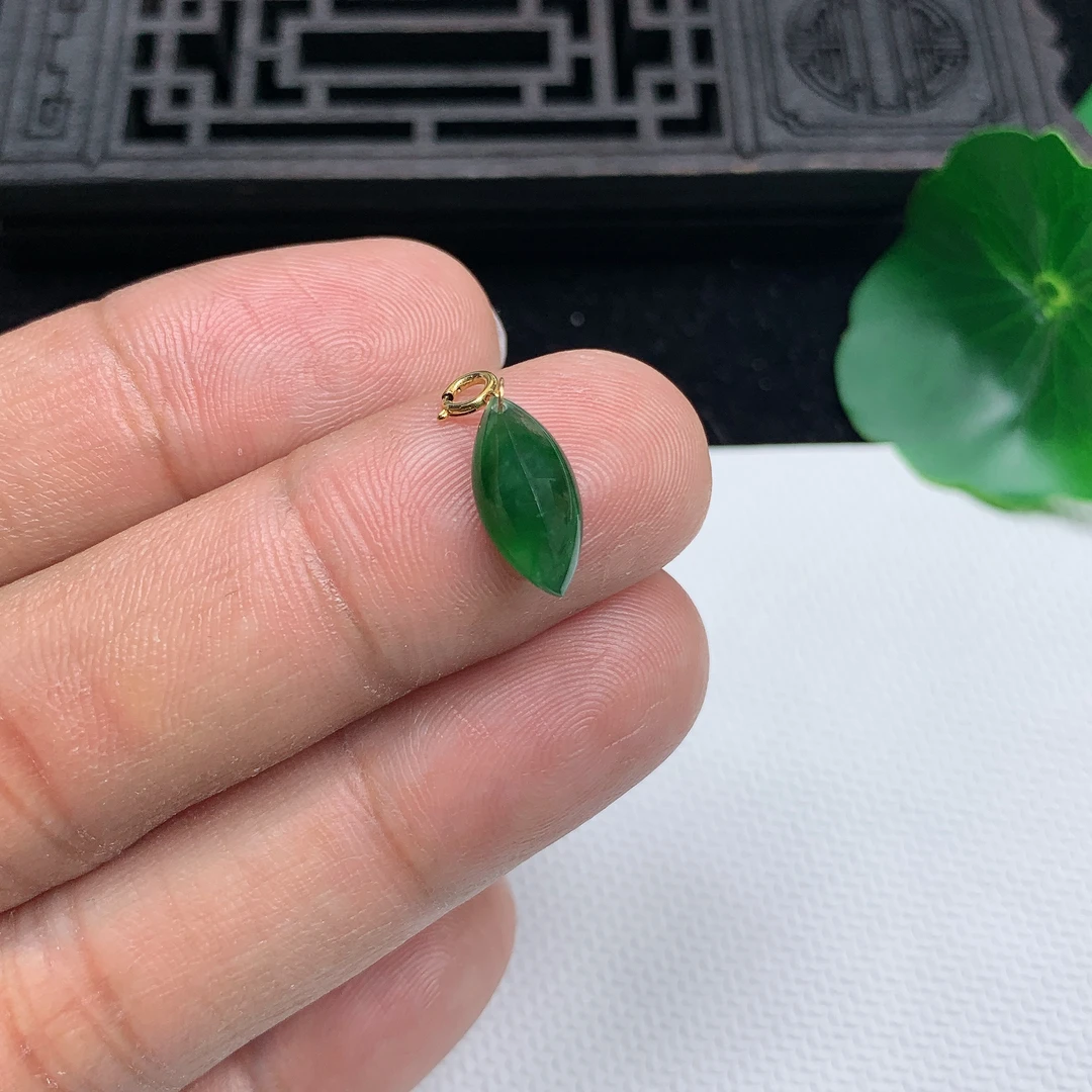 缅甸天然翡翠A货18K金扣精美冰绿马眼小吊坠尺寸13*6.3*4.5mm