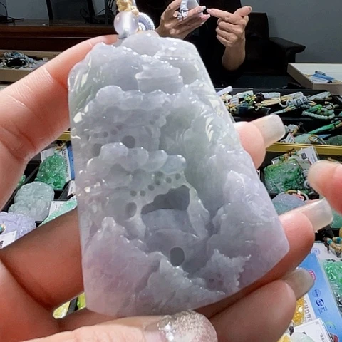 翡翠未镶嵌颈饰一个