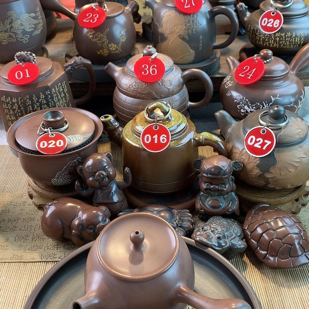 小***剧坭兴陶手工侧把壶线刻