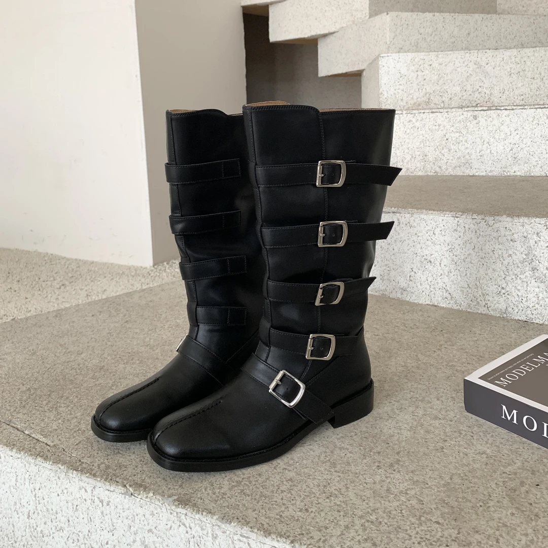 宋熙熙2025春秋新款园方头皮带扣朋克风真皮低跟直筒靴时装靴长靴