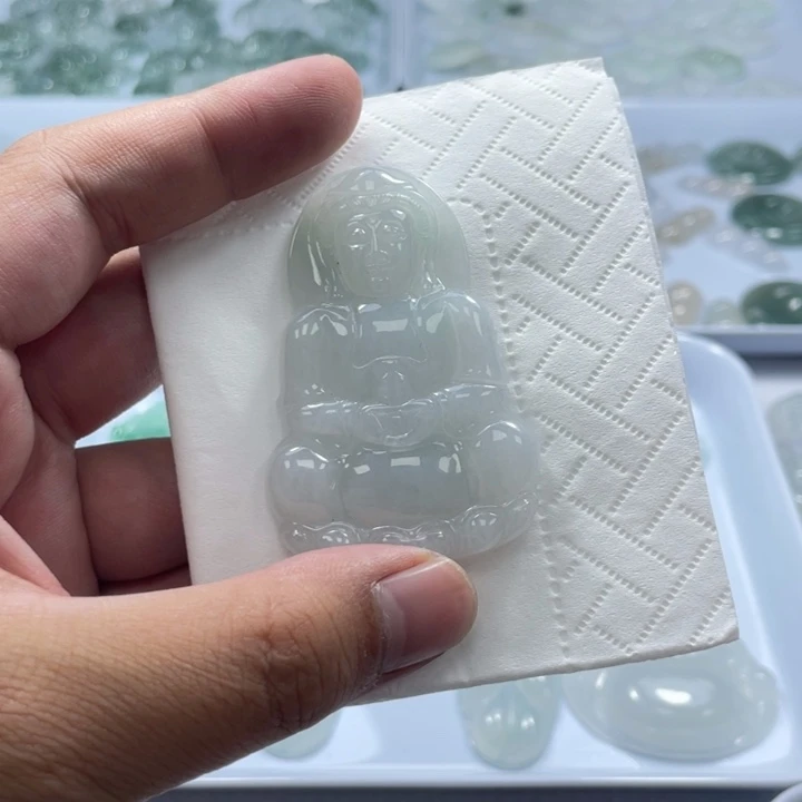 翡翠未镶嵌颈饰观音