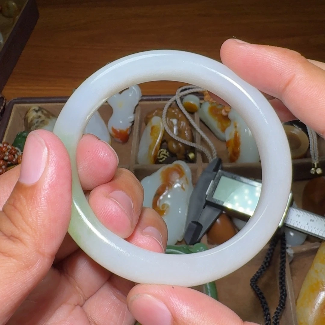 老***子和田玉未镶嵌颈饰