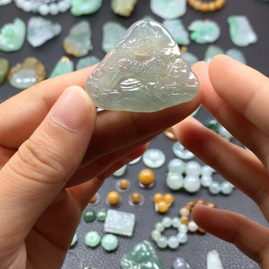 翡翠未镶嵌颈饰麒麟