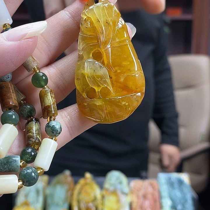 蛇纹石玉未镶嵌颈饰