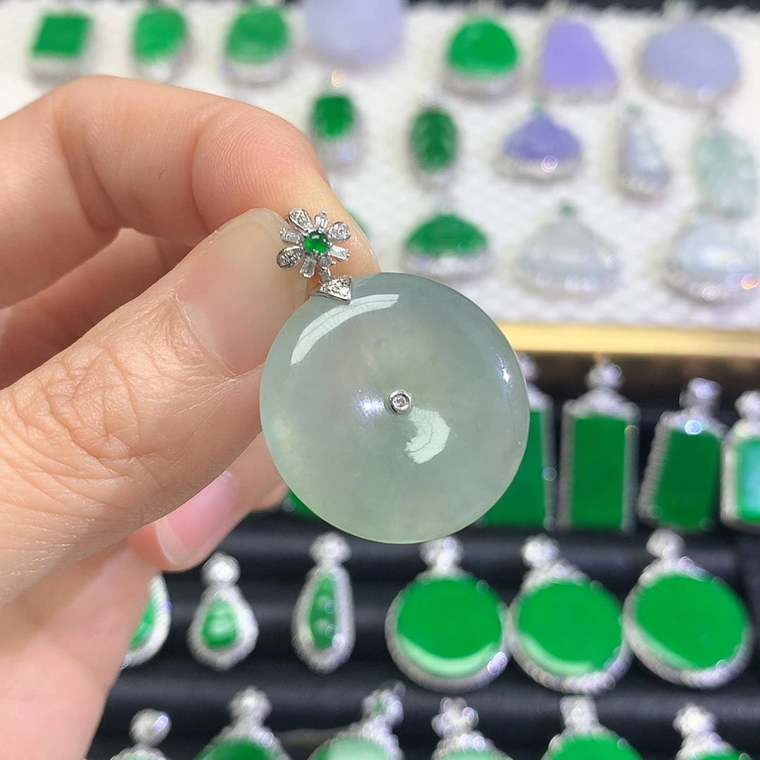 颈饰18K金镶嵌翡翠吊坠