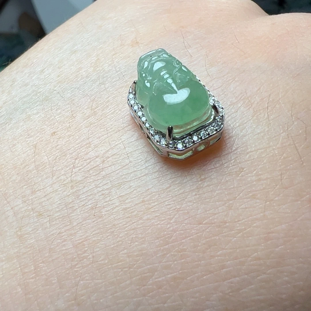 J***e翡翠银S925镶嵌颈饰绿貔貅一个200块