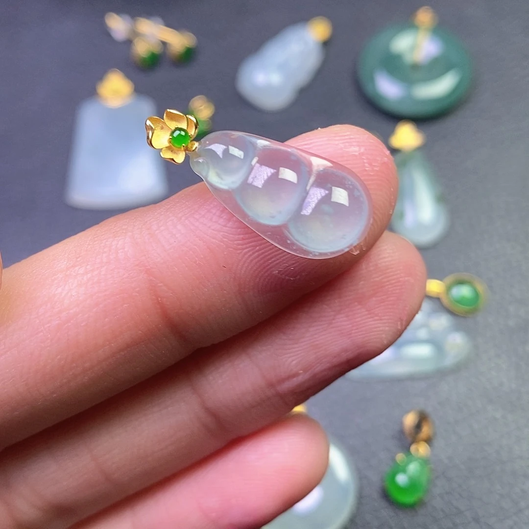 颈饰18K金镶嵌翡翠