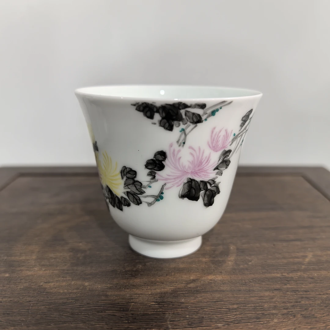 景德镇粉彩铃铛主人杯。高6公分杯口径6.5公分宽。