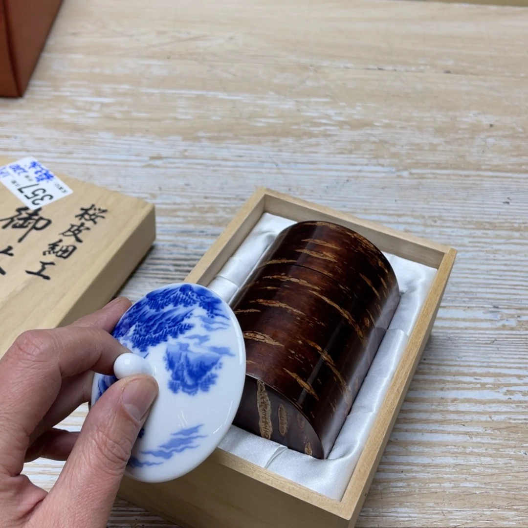 瓷片霸*龙密密麻麻地排列着一个