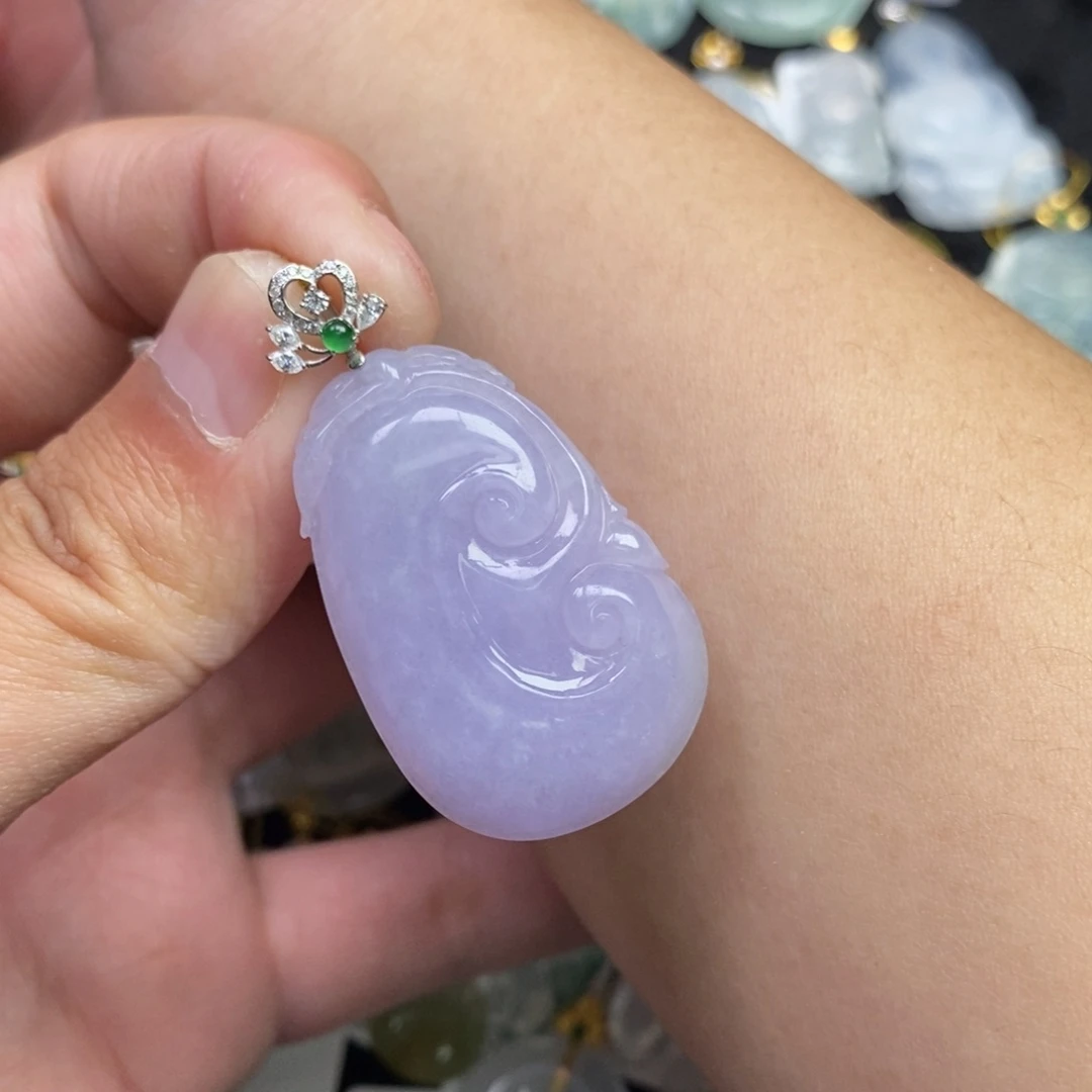 翡翠18K金镶嵌颈饰如意