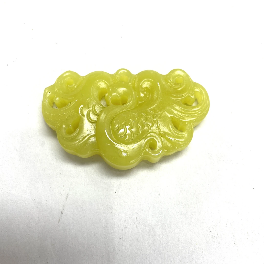 1142号暴力鸡油黄色雕刻吊坠