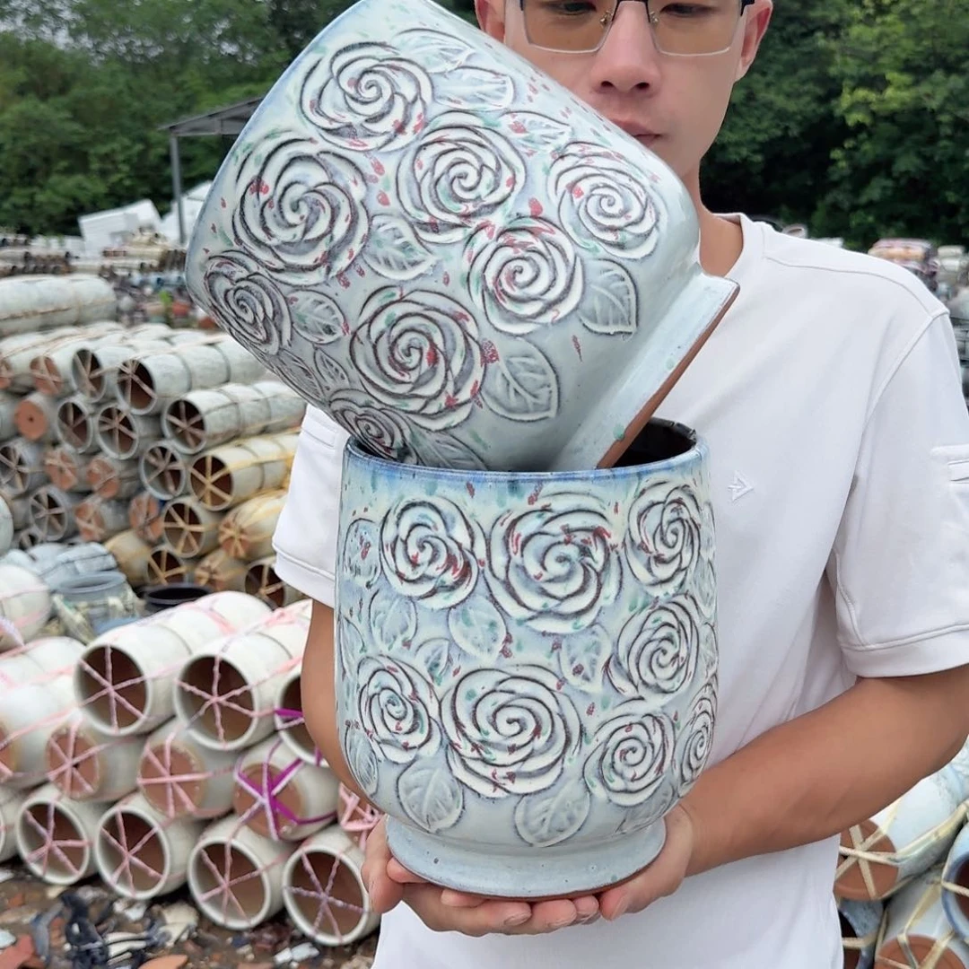 紫砂花盆口19高23；两个蛋壳白色玫瑰花