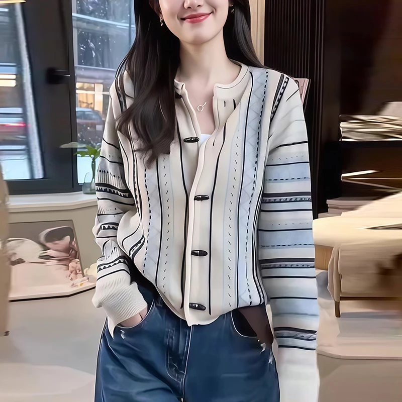 M877独特漂亮圆领针织开衫女2025新款爆款秋冬牛角扣针织衫上衣