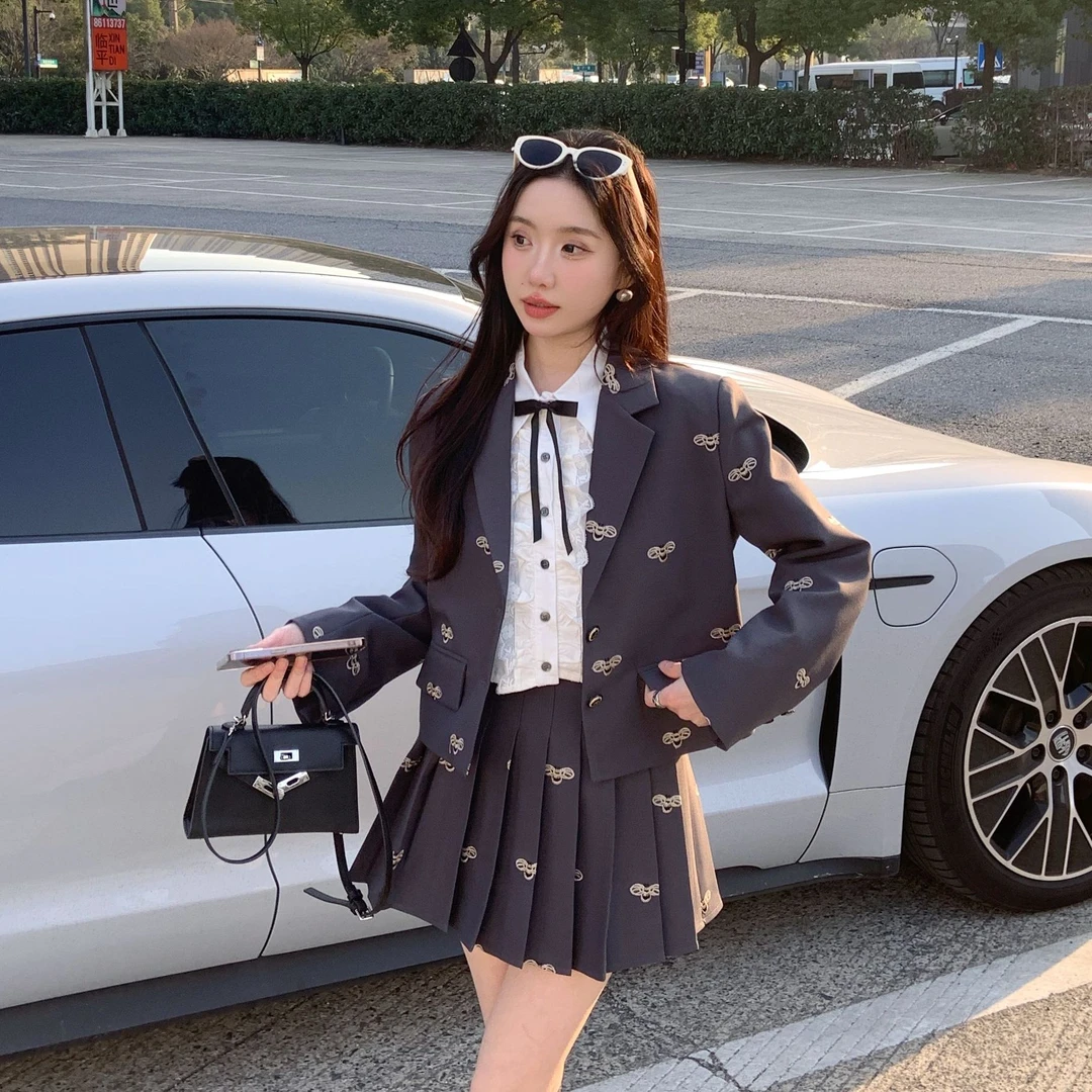 【商学院】小蜜蜂刺绣西装短裙百褶裙套装