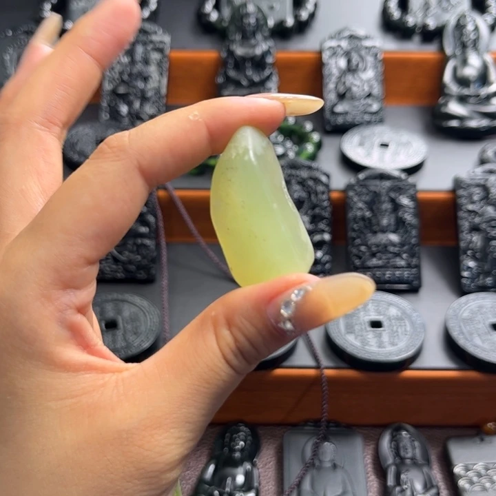 林***哥蛇纹石玉未镶嵌颈饰
