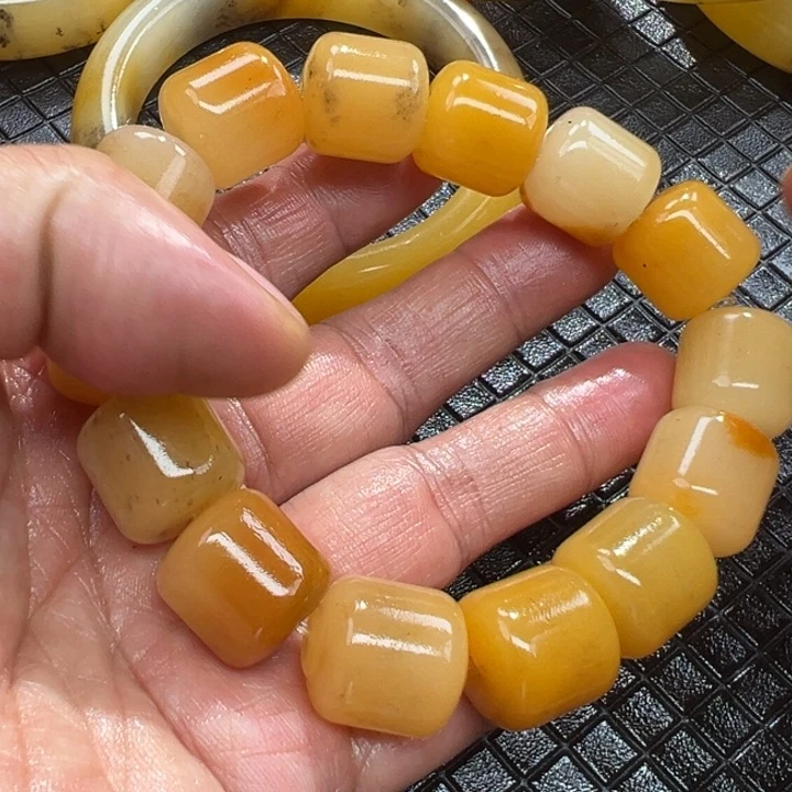 石英质玉（黄龙玉）颈饰未镶嵌