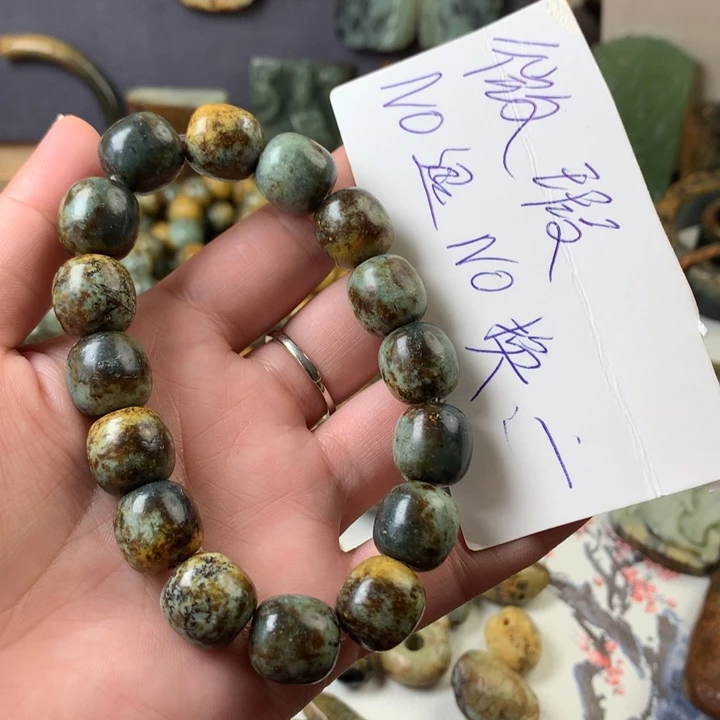 透闪石质玉未镶嵌挂件