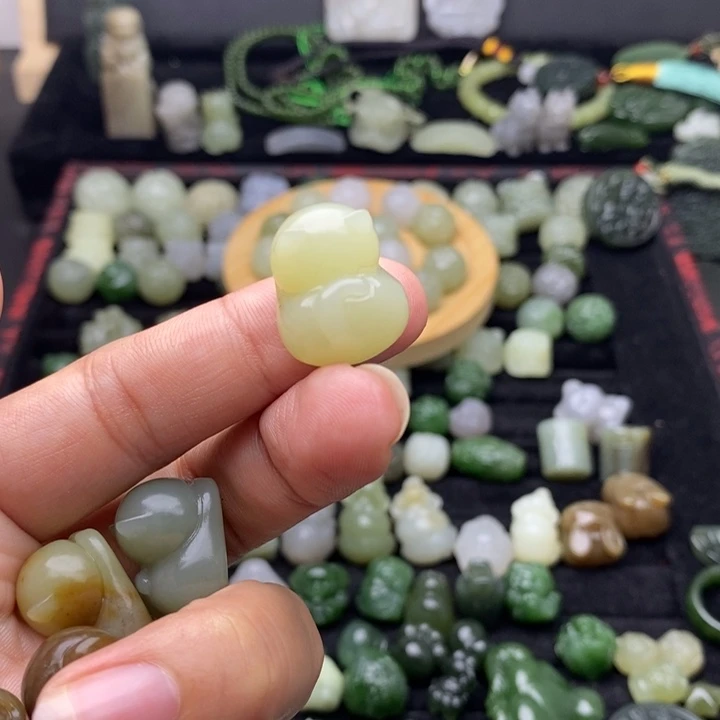 似***昔和田玉未镶嵌颈饰