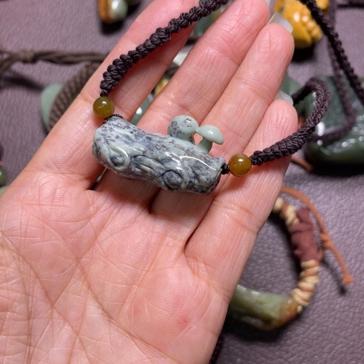 岫岩老玉(透闪石质玉)未镶嵌颈饰