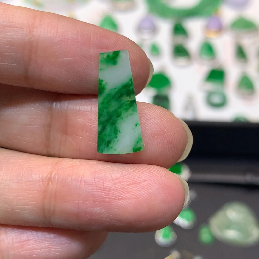 小***读翡翠未镶嵌颈饰有纹裂