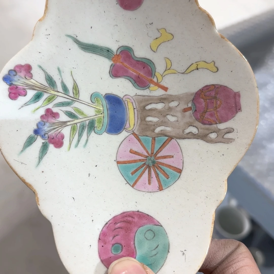 瓷片瓷器上还写满红花绿