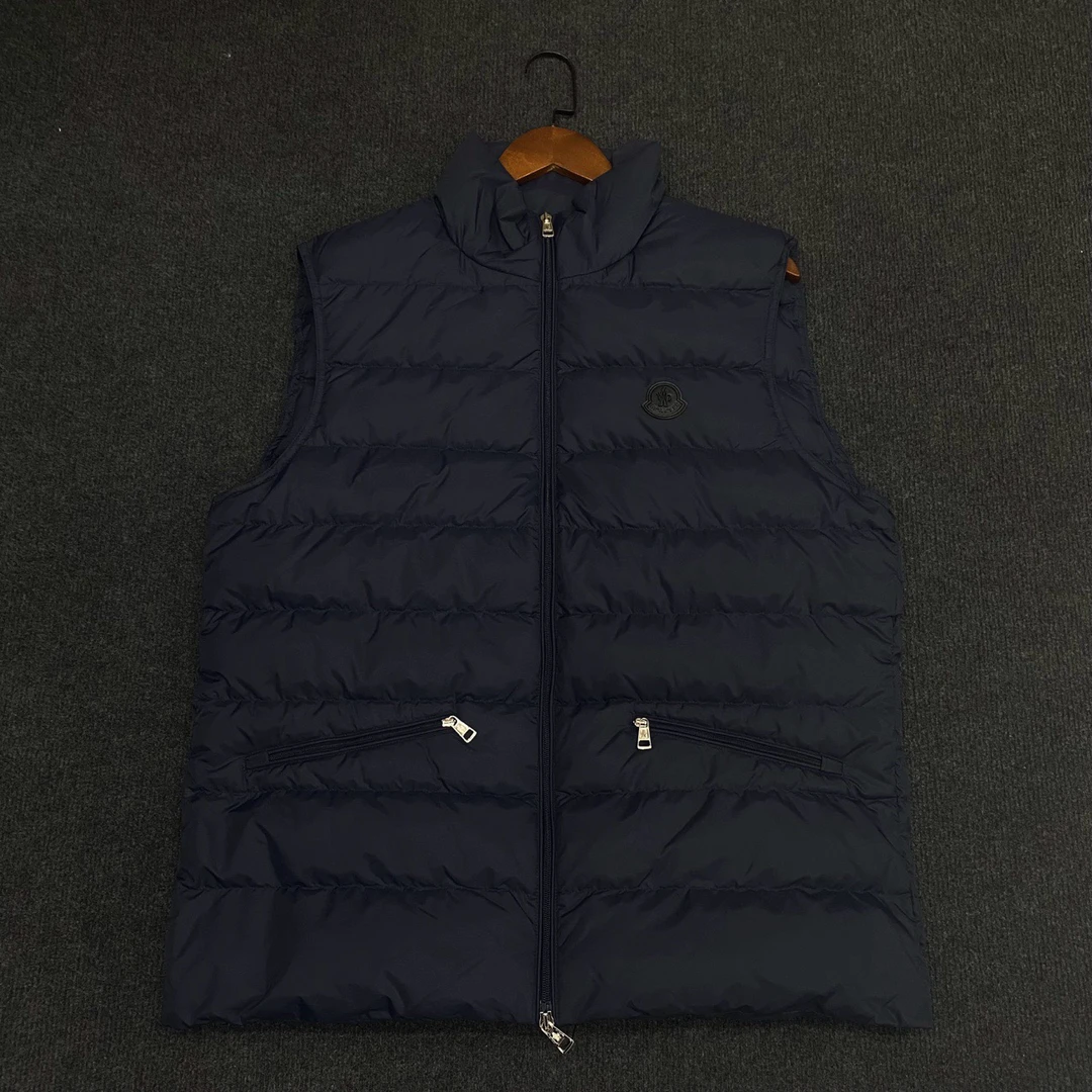 全新未使用 MONCLER 纯色拉链口袋羽绒马甲/4码