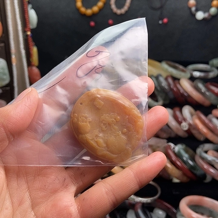 梦***海石英质玉未镶嵌颈饰