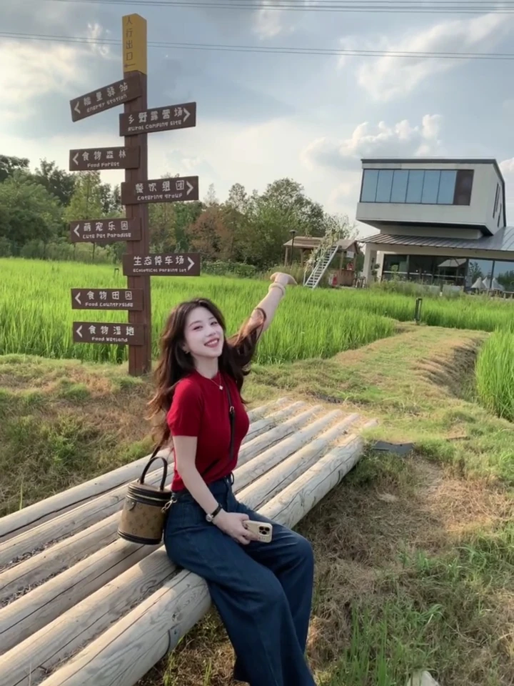 韩系复古穿搭女早秋设计感露背辣妹短袖上衣高腰直筒牛仔裤两件套