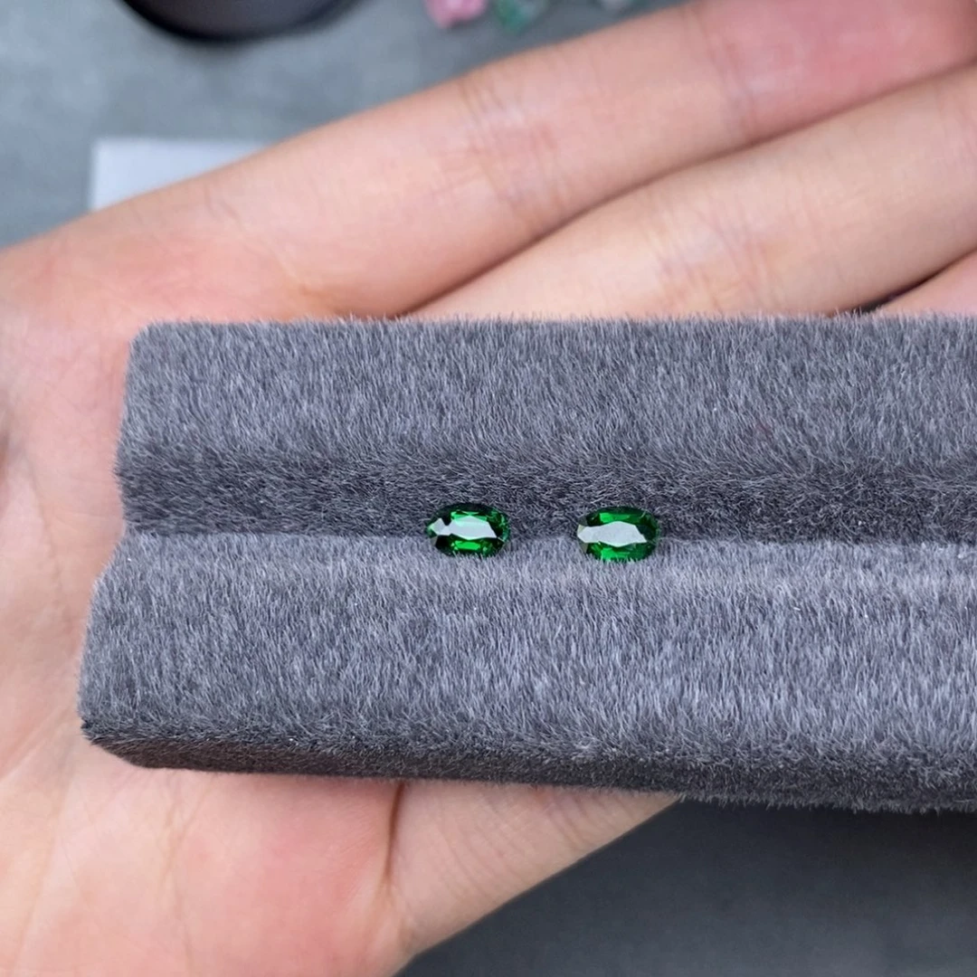 未镶嵌1.28ct 一对 沙佛莱石榴石
