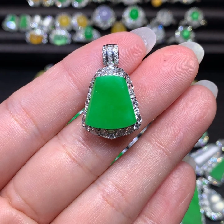 翡翠18K金镶嵌颈饰冰绿无事牌