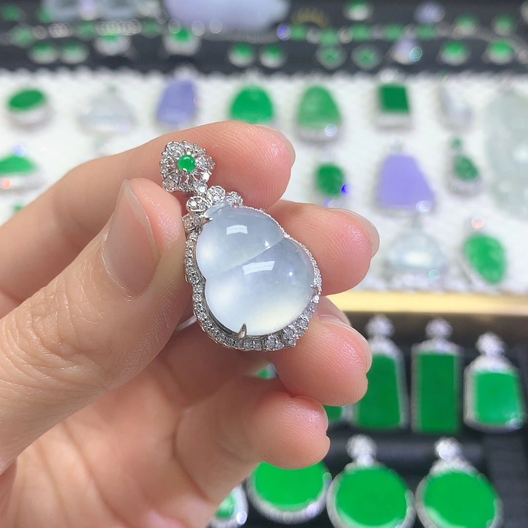 颈饰18K金镶嵌翡翠吊坠