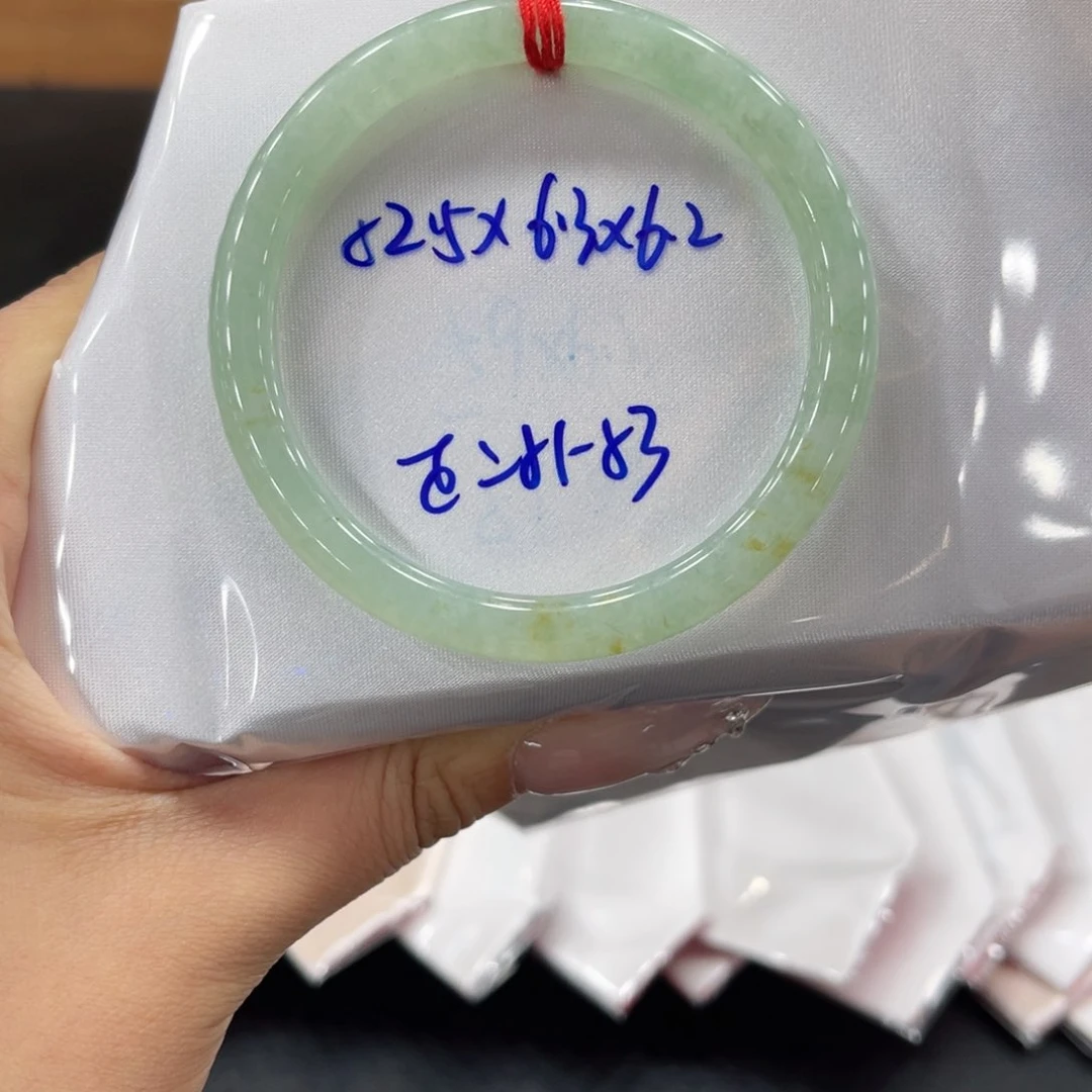 翡翠手镯未镶嵌翡翠