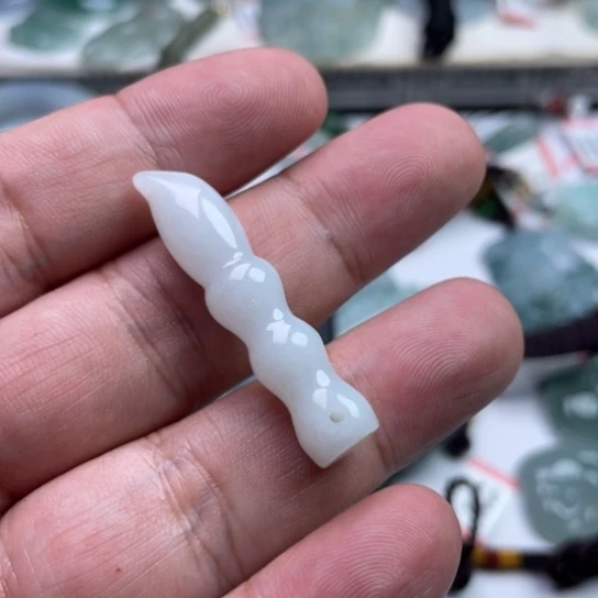 雪***迩翡翠未镶嵌颈饰挂件