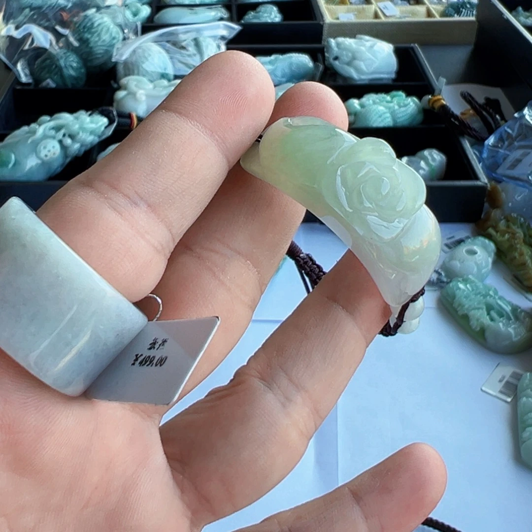 翡翠未镶嵌颈饰手牌