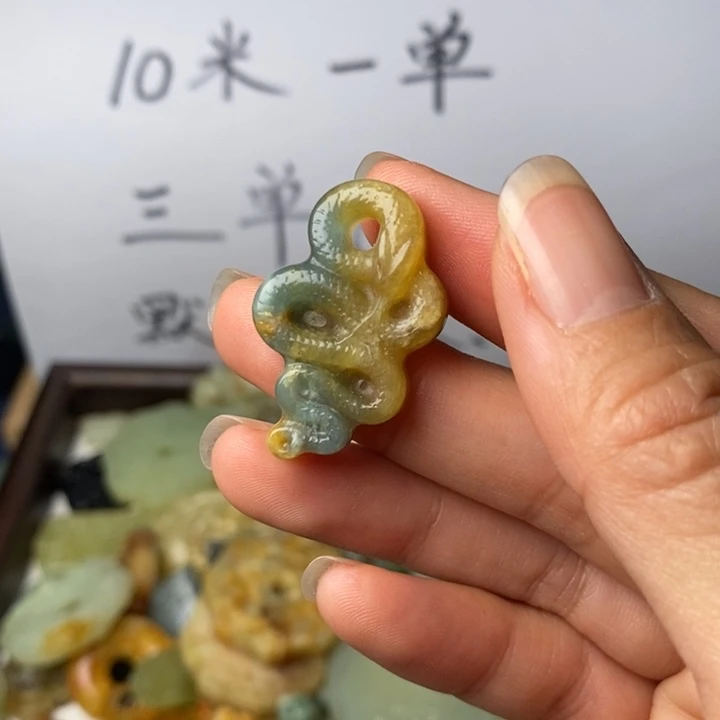 蛇纹石玉未镶嵌颈饰