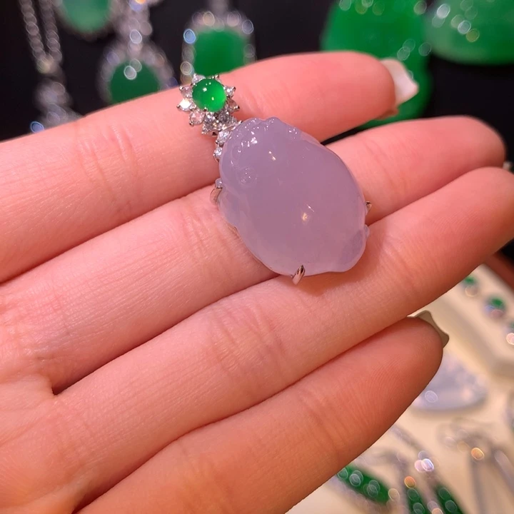 颈饰18K金镶嵌翡翠