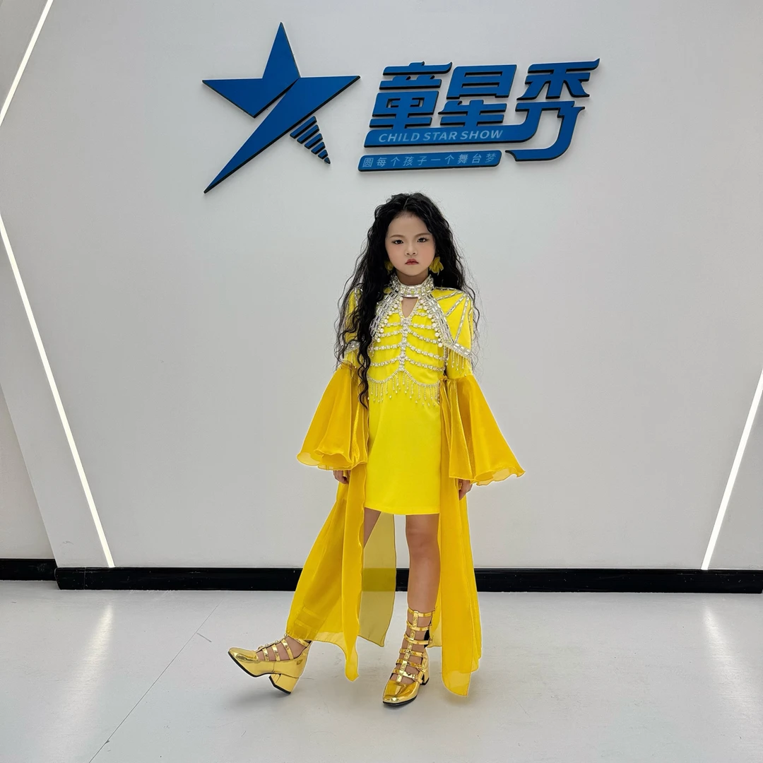 出售新款多种颜色女童套装走秀时尚潮流个性