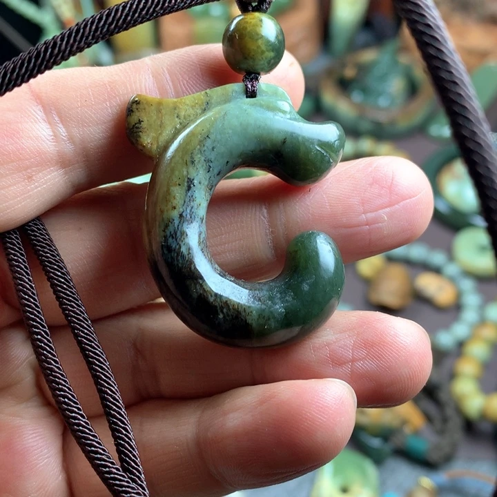 吊坠(赠链)未镶嵌岫岩河磨玉（透闪石质玉）季*姑