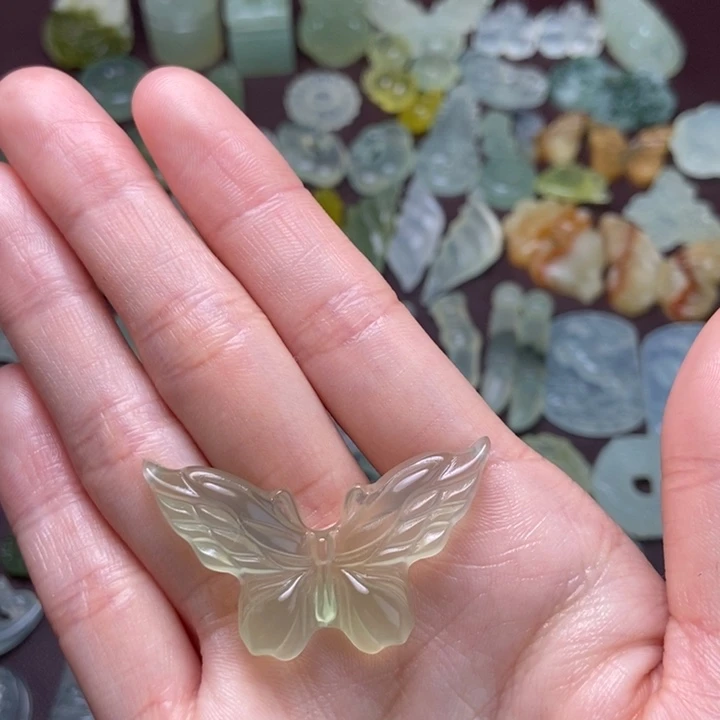 梨***苏蛇纹石玉未镶嵌颈饰